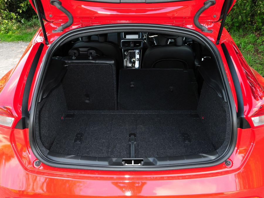  Volvo V40 D4 R-Design 2012 года  (UK) (фото 7 из 7)